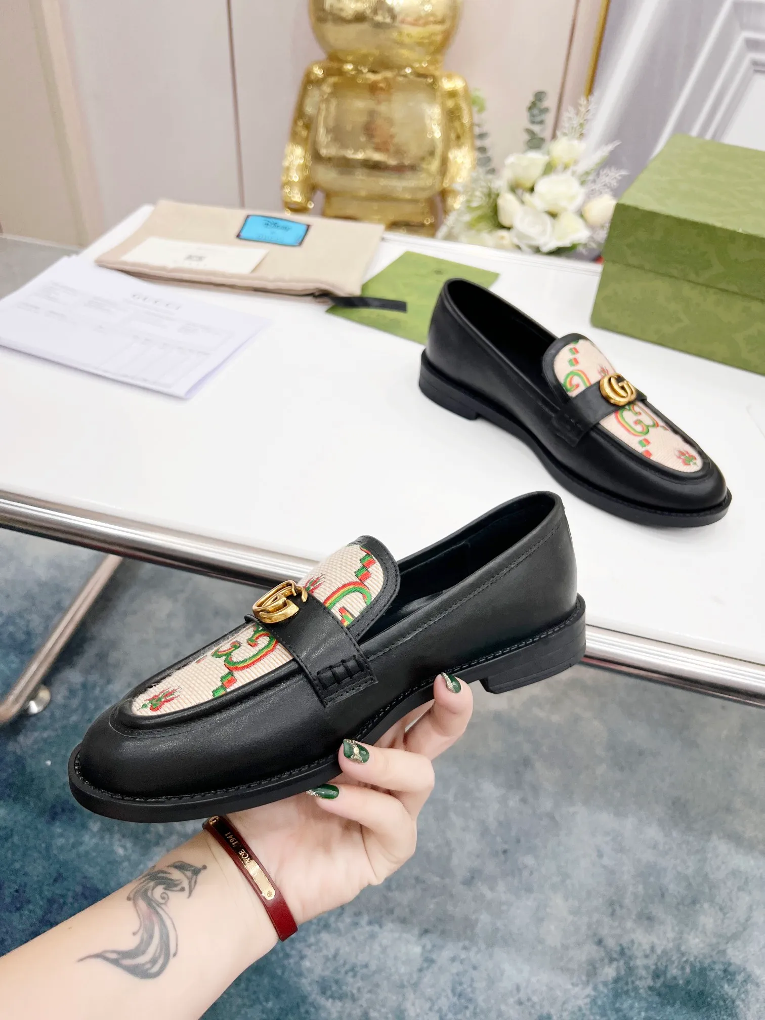👟👟Ex-factory price 440👟👟 2022 new G family classic design loafers, made of V-shaped quilted effect leather, double G monogram evolved from Gucci, calf leather, mixed sheepskin lining, heel height 1.5 cm, original molded wear-resistant Tpu outsole. Code number 35-42,